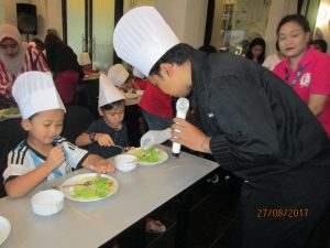 Cara Didik Anak Belajar buat Kebab di "Kids Cooking Class" 1