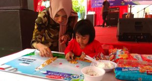 Kokola bikin Lomba Kreatif Kolase mini monumen 21