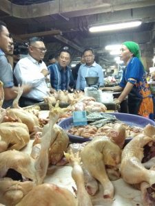 Daging Ayam Mahal, KPPU Sidak Pedagang Pasar Wonokromo 1