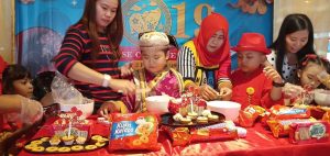 Rayakan Imlek dengan Lomba Sajian Menu Bahan Biskuit Berkostum 'Ala Putri Kaisar Cina' 1