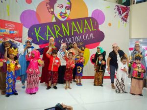 Lomba Menyuapi Biskuit Ibu dan Anak di Hari Kartini 1