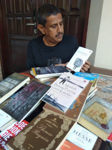 Seniman Asal Surabaya Rela Keluarkan Jutaan Rupiah untuk 1 buku 1