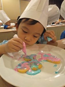 Hotel Santika Latih Skill Siswa PG dan TK Bikin Kue Sambil Bermain 2