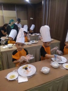 Hotel Santika Latih Skill Siswa PG dan TK Bikin Kue Sambil Bermain 1