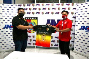 Dukung Perkembangan Sepakbola Indonesia, JNE Jadi Official Sponsor Klub Persid Jember 1