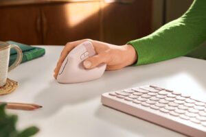 Logitech Perkenalkan Lift, Mouse Ergonomis Vertikal 1