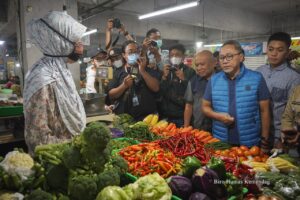 Sidak Pasar Kosambi Bandung, Zulhas Temukan Harga Sembako Stabil 1