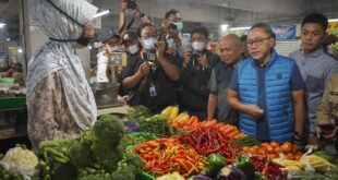 Sidak Pasar Kosambi Bandung, Zulhas Temukan Harga Sembako Stabil 8