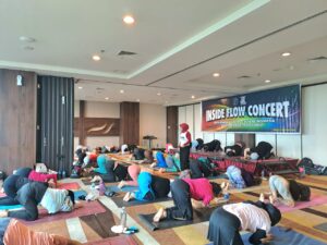 Inside Flow Yoga di Best Western Papilio Surabaya, Bergerak Ikuti Irama Musik 4