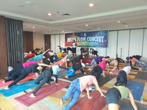 Inside Flow Yoga di Best Western Papilio Surabaya, Bergerak Ikuti Irama Musik 2