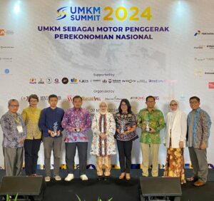 JNE Raih Penghargaan "Mitra UMKM" di UMKM Summit Awards 2024 1