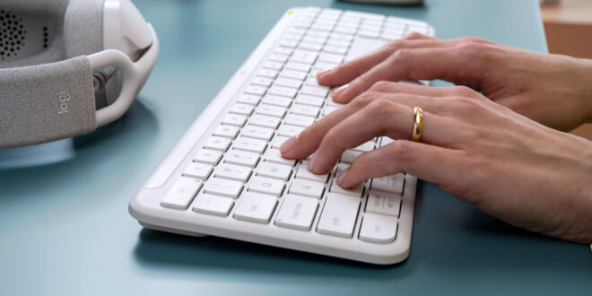 Logitech Signature Slim Keyboard dan Combo Keyboard, Cocok Dengan Workspace Minimalis & Serbaguna 4