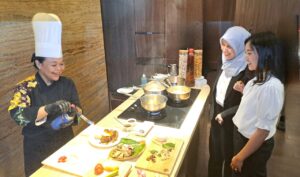 Sambut Idul Adha, Hotel Santika Pandegiling Sajikan Menu Soto Goreng 3