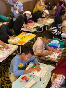 Peringati Hari Anak Nasional, Hotel Santika Pandegiling Gelar Lomba Mewarnai 1