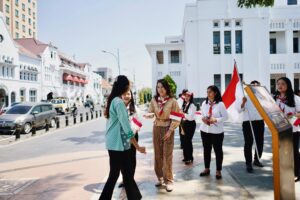 Rayakan HUT RI ke-79, Mercure Surabaya Grand Mirama Berbagi Bendera 1