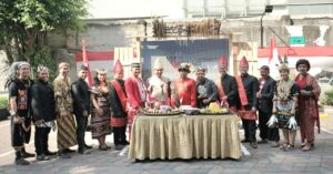 Mercure Surabaya Grand Mirama Gelar Upacara Bendera Karnaval & Potong Tumpeng 1