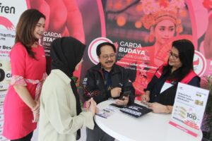 Peringati Harpelnas, Smartfren Berikan Hadiah untuk Pelanggan Setia di Surabaya 1