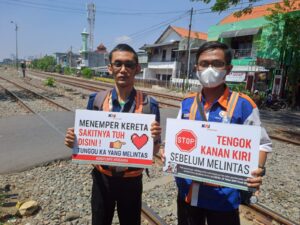 KAI Commuter Wilayah 8 Surabaya Sosialisasikan Keselamatan Perlintasan Sebidang di JPL 05 Ambengan, Gubeng 3