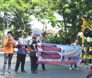 KAI Commuter Wilayah 8 Surabaya Sosialisasikan Keselamatan Perlintasan Sebidang di JPL 05 Ambengan, Gubeng 1