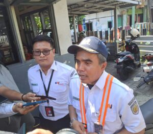 KAI Commuter Wilayah 8 Surabaya Sosialisasikan Keselamatan Perlintasan Sebidang di JPL 05 Ambengan, Gubeng 2