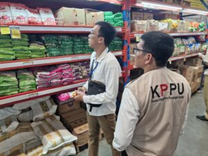 Sambut Nataru 2024, KPPU Kanwil IV & Polda Jatim Pantau Harga Bahan Pokok 1