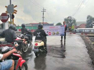 KAI Daop 8 Surabaya Ingatkan Pengendara Waspada di Perlintasan Sebidang 1