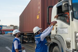 Ramadhan, TPS Bagi Takjil Untuk Sopir Truk 1
