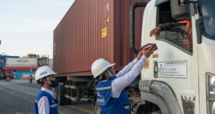 Ramadhan, TPS Bagi Takjil Untuk Sopir Truk 2