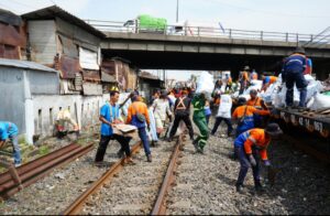 KAI Daop 8 Gelar Bersih Lintas Antara Stasiun Surabaya Pasar Turi – Kandangan 1