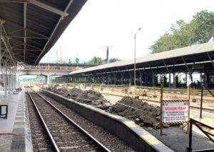 Tingkatkan Kapasitas Peron, KAI Daop 8 Renovasi Stasiun Gubeng 1