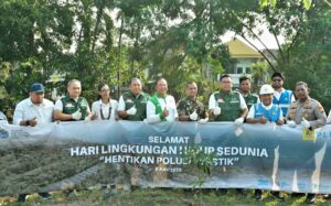 PLN UIT JBM Tanam 435 Bibit Pohon di Bantaran Sungai Kalibokor Surabaya 1