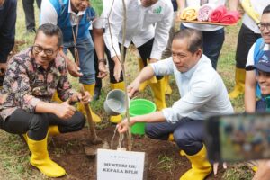 PLN NP Tanam Bibit Pohon Bersama Menteri Lingkungan Hidup 1