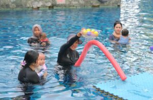 Sambut Hari Anak Nasional, Sheraton Surabaya Gelar Baby Swim & Donasi 1