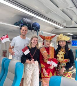 KAI Daop 8 Surabaya Meriahkan HUT ke-80 RI di Atas Kereta Api & Stasiun 1