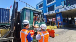 TTL Bagikan Makanan Sehat di Program “Pelindo Berbagi” 1