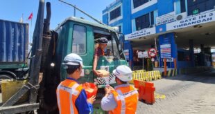 TTL Bagikan Makanan Sehat di Program “Pelindo Berbagi” 18