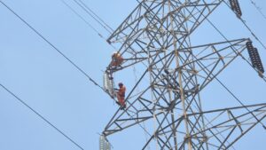 PLN UIT JBM Lakukan Cleaning Isolator SUTET 500kV Kediri- Paiton 1
