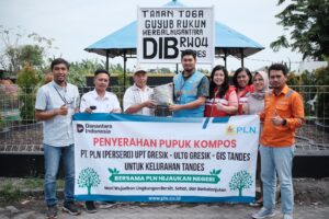 Warga Sekitar GIS Tandes Dapat Pupuk Gratis Dari PLN 1
