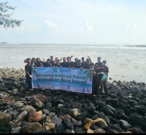 Peduli Lingkungan, Waringin Hospitality Bersihkan Pantai Kenjeran 1
