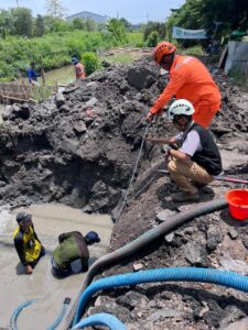 Kolaborasi PLN & Dinas PU Sidoarjo, Amankan SKTT Terdampak Rehabilitasi Jembatan Banjarsari 1