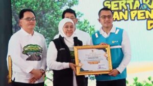 Dukung Transisi Energi Bersih, PLN Jatim Raih Penghargaan Gubernur di Festival Mangrove Jatim 1