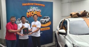 Pelanggan Asal Pamekasan-Madura Terima Hadiah Utama Mobil SUV Dari Telkomsel & WeTV di Surabaya 2