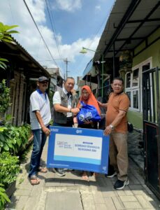 BRI Region 12 Surabaya Bagikan Paket Sembako ke Masyarakat, Wujud Kepedulian & Kebersamaan 1