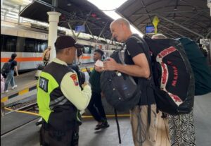 3.508 Wisatawan Asing Naik KA saat Lebaran 2026, Arus Balik Daop 8 Masih Tinggi 1
