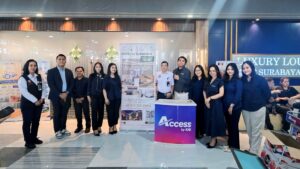 Palm Park Hotel Bagikan Ratusan Bingkisan untuk Pemudik di Stasiun Gubeng 1