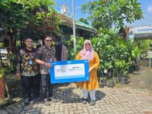 BRI Salurkan Bibit Tanaman, Dukung Urban Farming di Medokan Ayu Surabaya 1