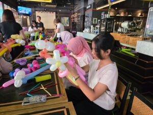 Tawa dan Kreativitas Warnai Workshop Buket Balon di ARTOTEL 1