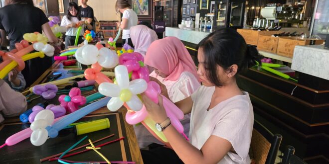 Tawa dan Kreativitas Warnai Workshop Buket Balon di ARTOTEL 1