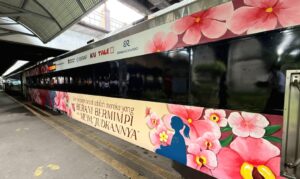 KAI Daop 8 Surabaya Luncurkan Kereta Livery Hari Kartini, Angkat Semangat Perempuan 1