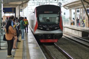 KAI Commuter Ingatkan Penumpang Patuhi Aturan Keselamatan di Peron 1